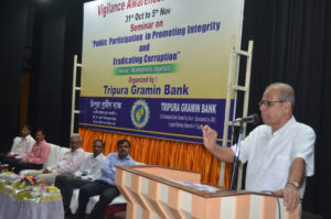 বক্তব্য রাখছেন জাস্টিস এ বি পাল৷ নিজস্ব ছবি৷