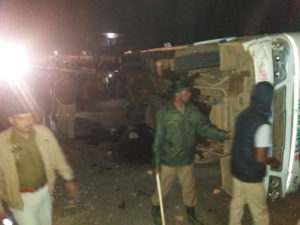 দূর্ঘটনার পর ক্ষুব্ধ জনতা বাসটিতে ভাঙাচুর চালায় ও পরে আগুন লাগায়৷ ছবি নিজস্ব৷