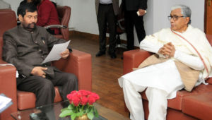 বুধবার নয়াদিল্লিতে কেন্দ্রীয় খাদ্য, গণবন্টন ও ভোক্তা বিষয়ক মন্ত্রী রামবিলাস পাসওয়ানের সাথে বৈঠক করেন মুখ্যমন্ত্রী মানিক সরকার৷