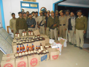 খোয়াইয়ের হাতকাটায় কারখানায় হানা দিয়ে উদ্ধার নকল মদ ৷ মঙ্গলবার তোলা নিজস্ব ছবি৷