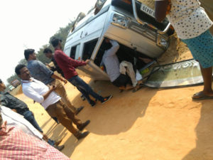 চড়িলামের পুরাণবাড়িতে দূর্ঘটনাগ্রস্ত মারুতী ভ্যান৷ ছবি নিজস্ব৷