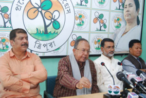 বৃহস্পতিবার আগরতলায় সাংবাদিক সম্মেলনে বক্তব্য রাখেন তৃণমূল বিধায়ক বিশ্ববন্ধু সেন৷ ছবি নিজস্ব৷