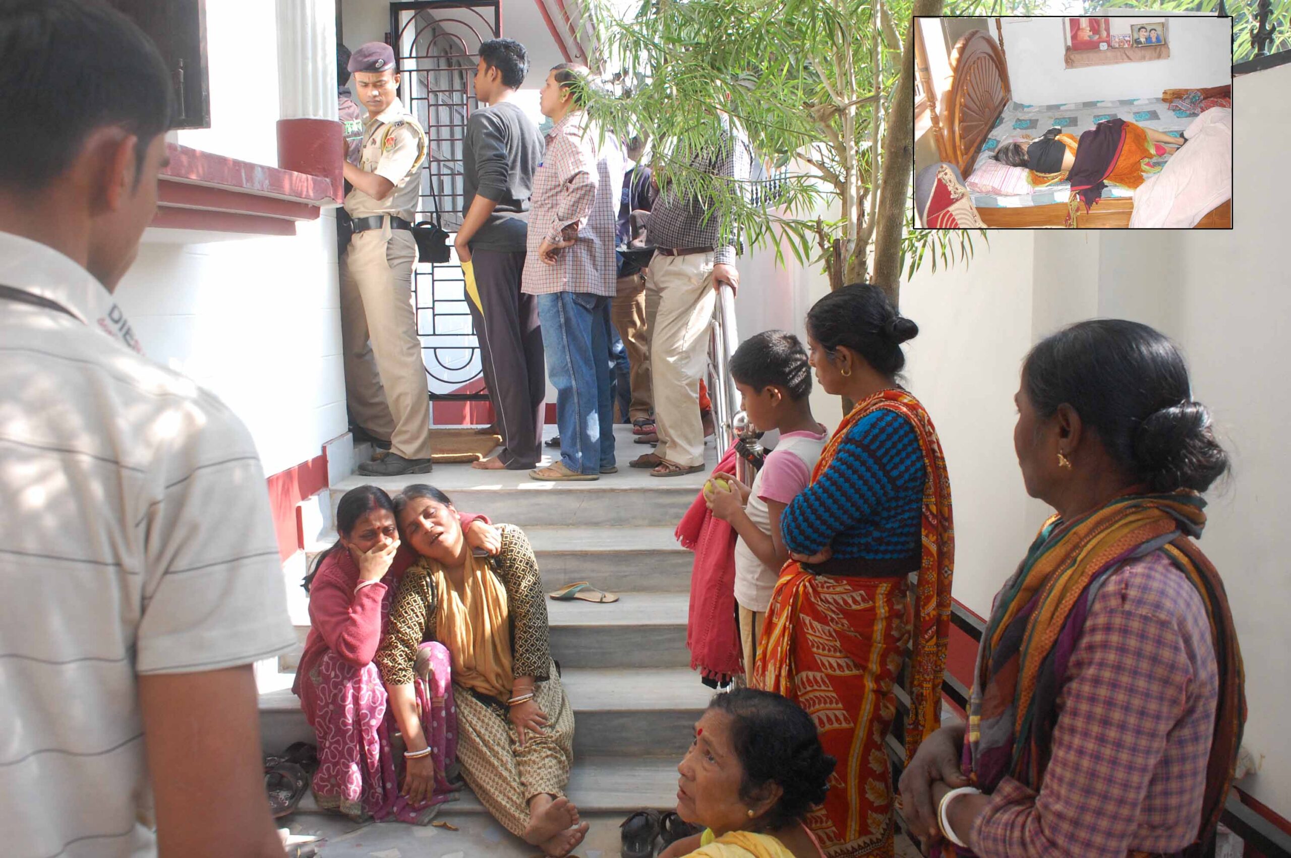 ৭০ বছরের বৃদ্ধাকে বাড়িতে ঢুকে&hellip;