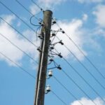 বিদ্যুতের খুঁটিতে উঠে বিদ্যুৎপৃষ্ট যুবক