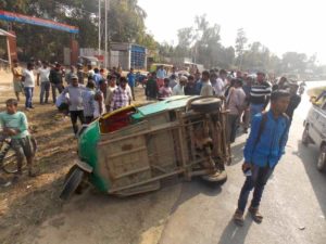 রাস্তারমাথায় দুর্ঘটনায় অটো উল্টো যায়৷ শুক্রবার তোলা নিজস্ব ছবি৷