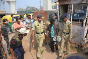 মঙ্গলবার আগরতলায় এক চোরকে আটক করেন পুলিশ৷ নিজস্ব ছবি৷