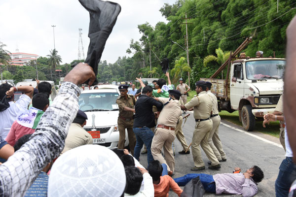 আনোয়ারা ইস্যুতে মুখ্যমন্ত্রীকে কালো পতাকা&hellip;