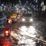 ঘণ্টাখানেকের বৃষ্টিতে জলমগ্ন রাজধানী, চরম ভোগান্তিতে শহরবাসী