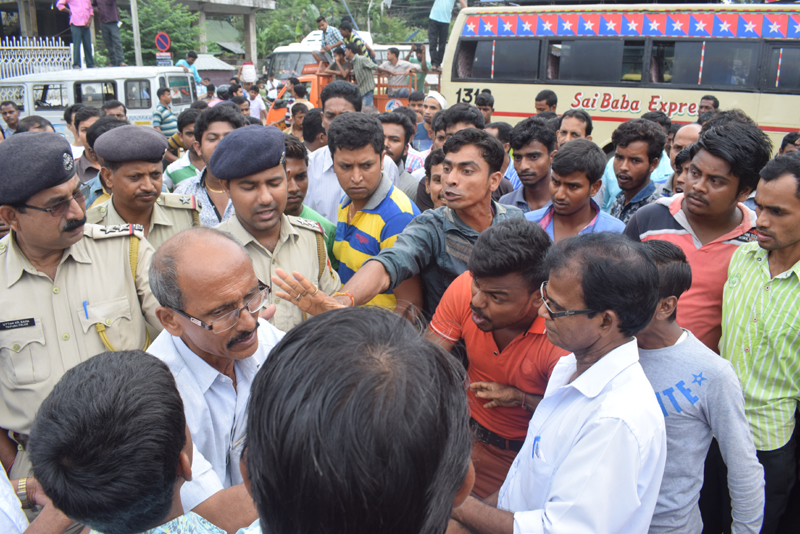 বাইজলবাড়িতে উন্মত্ত যুবকদের হাতে আক্রান্ত চালক ও সহ-চালক, প্রতিবাদে রাধানগরে পথ অবরোধ