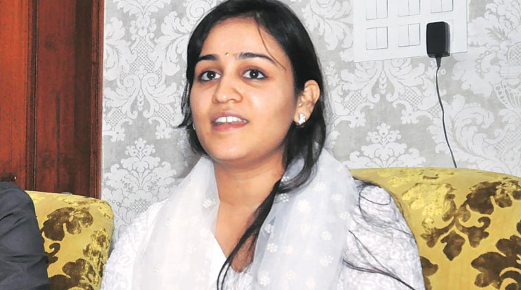 গোশালায় না খেয়ে মরছে গরুরা, অভিযোগ মুলায়মের পুত্র বধূর