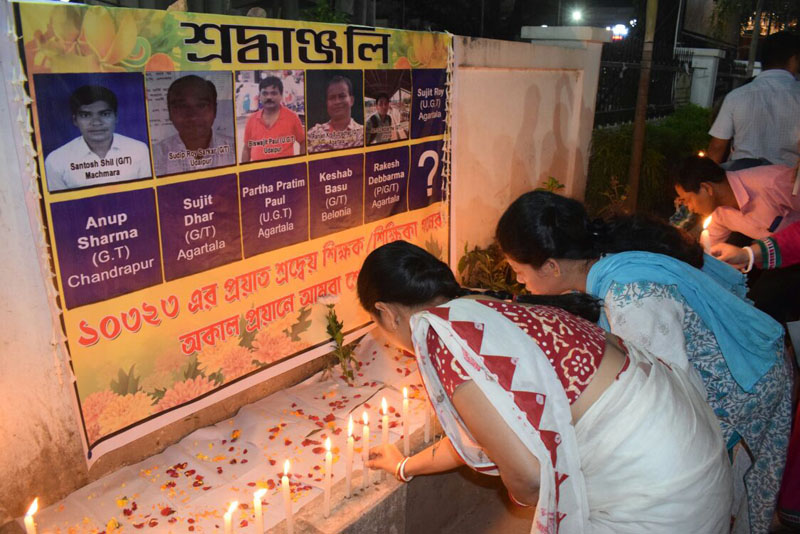 প্রয়াত সহকর্মীদের প্রতি শ্রদ্ধাঞ্জলি চাকুরিচ্যুত শিক্ষকদের, অনেক মৃত্যু আমাদের কঠিন প্রশ্ণের মুখে এনে দাঁড় করায়