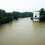 আবর্জনায় ঢেকেছে হাওড়া নদী, সংস্কারের দাবি এলাকাবাসীর