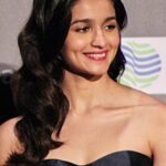 আহমেদাবাদ বিমান দুর্ঘটনা: ‘অত্যন্ত মর্মান্তিক’, বললেন আলিয়া ভাট, যাত্রীদের জন্য প্রার্থনা বলিউড তারকাদের প্রতিক্রিয়া