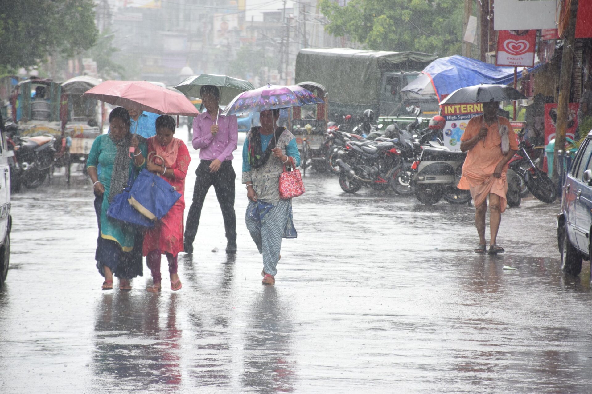 ফনী : রাজ্যেও হালকা বৃষ্টিপাত