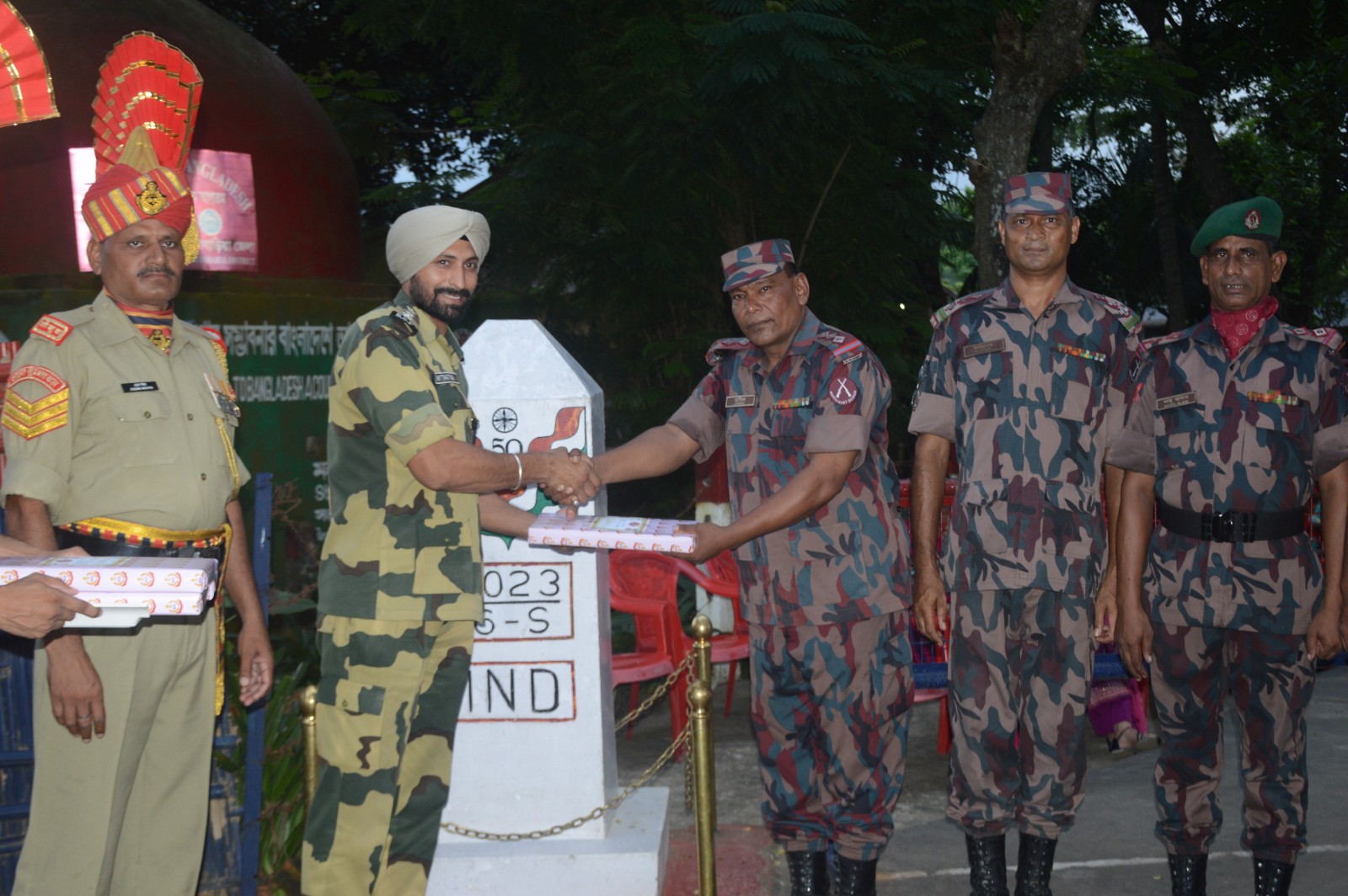 ঈদ উপলক্ষ্যে আখাউড়া সীমান্তে বিজিবি-র সঙ্গে মিষ্টি বিনিময় বিএসএফ-এর