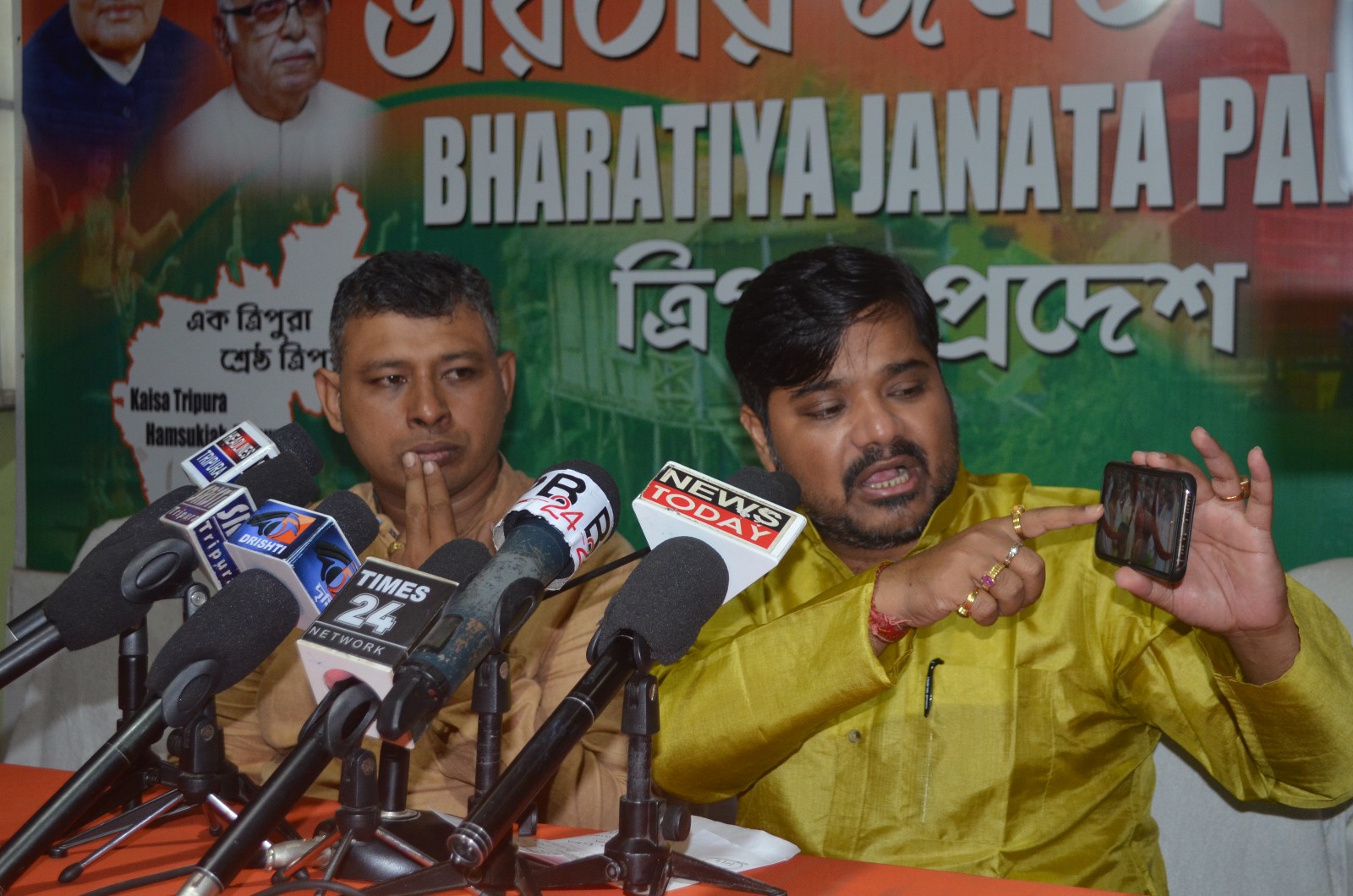 কংগ্রেস-সিপিএমের ছায়া-জোট প্রকট হয়েছে, কটাক্ষ&hellip;