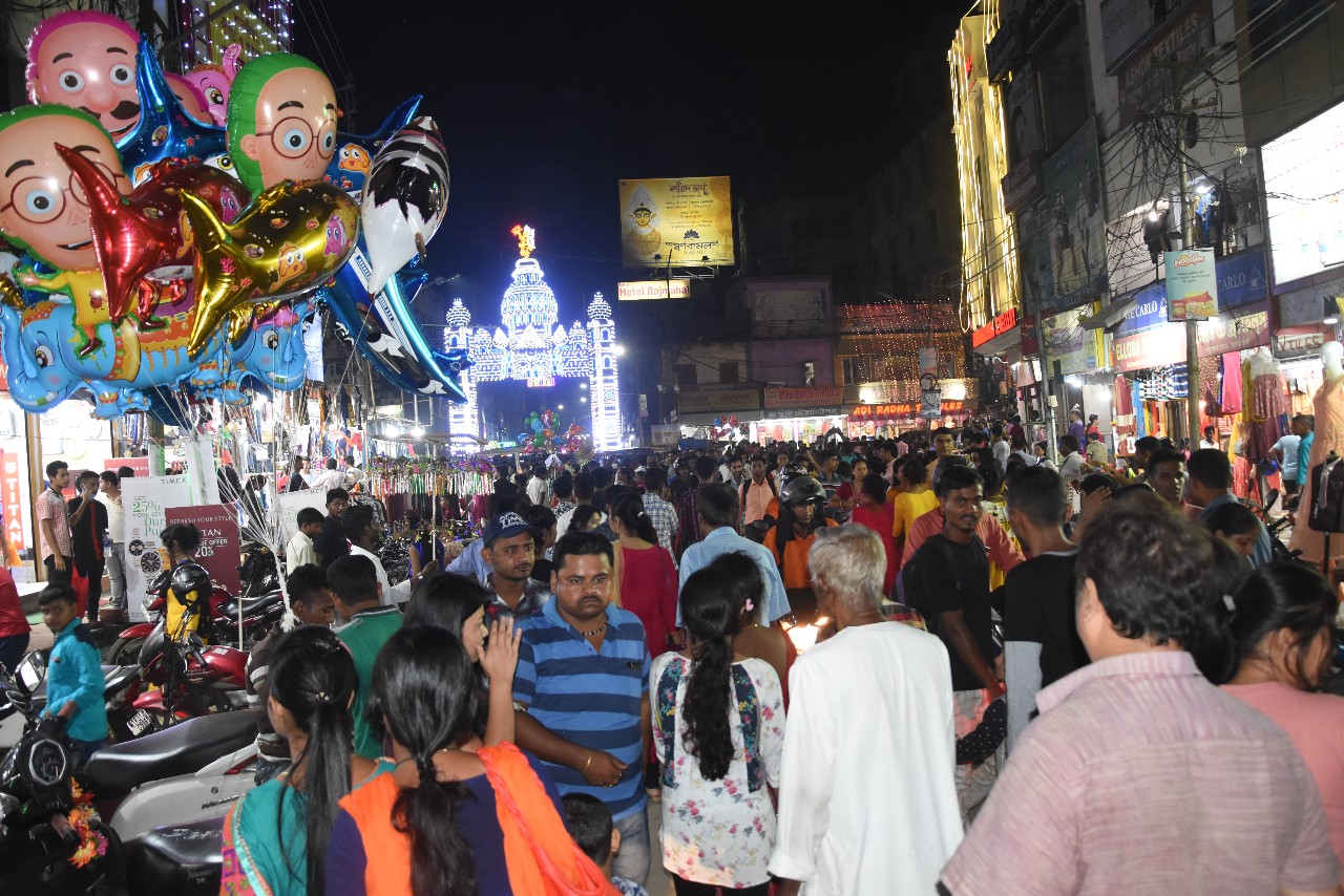 ষষ্ঠীর রাতেই রাজপথে ভীড়