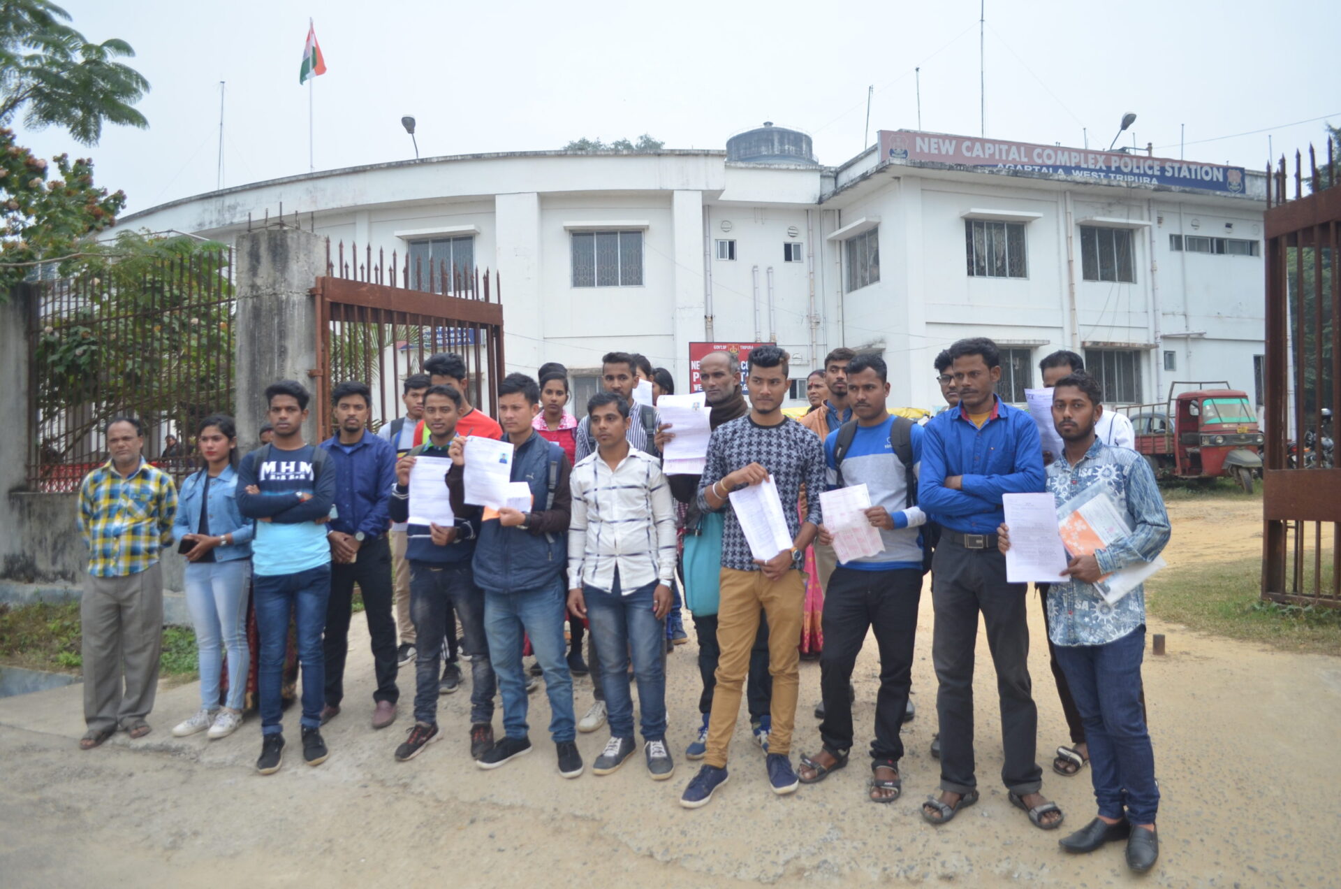 এয়ারপোর্টে চাকুরী দেওয়ার নামে লক্ষ লক্ষ হাপিজ, ভুঁইফোর সংস্থার দুই প্রতারককে ধরল পুলিশ