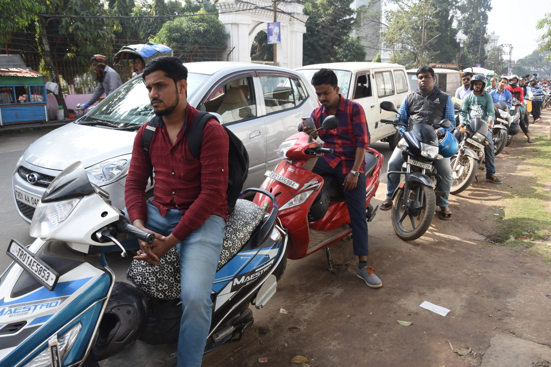 পেট্রোলের সংকট, পাম্পে দীর্ঘ লাইন