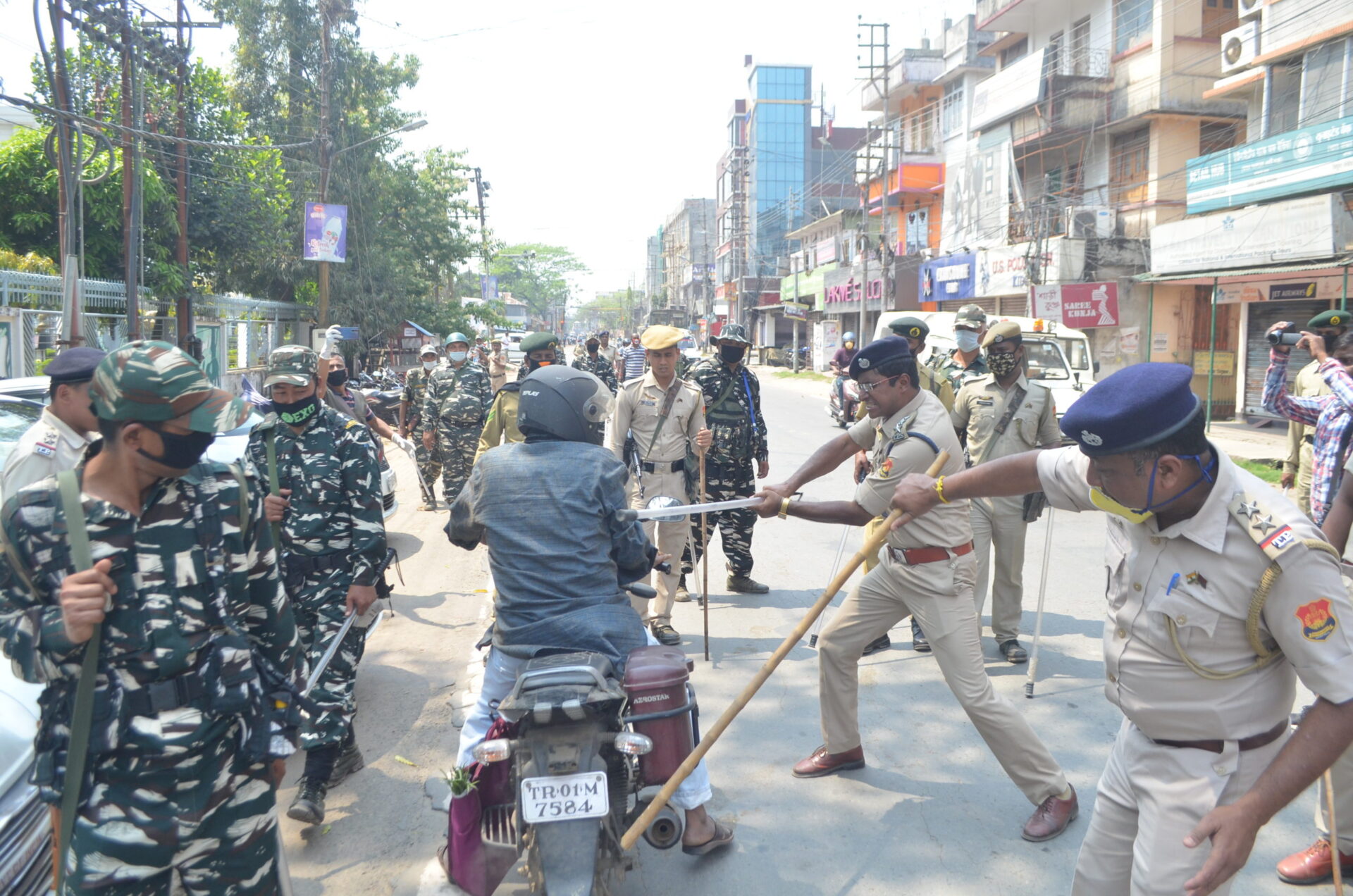 লকডাউনে পুলিশের বাড়াবাড়ি
