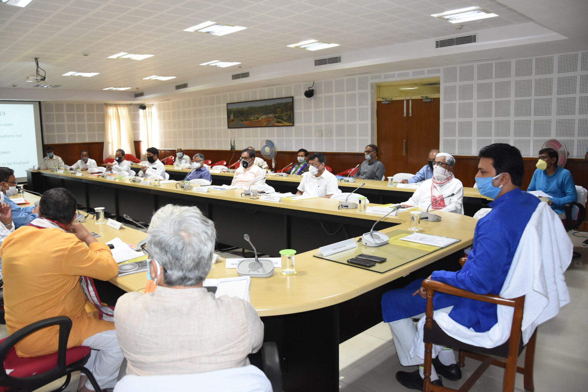 করোনা মোকাবিলায় লকডাউনেই আস্থা বিরোধী দলনেতা ও মুখ্যমন্ত্রীর