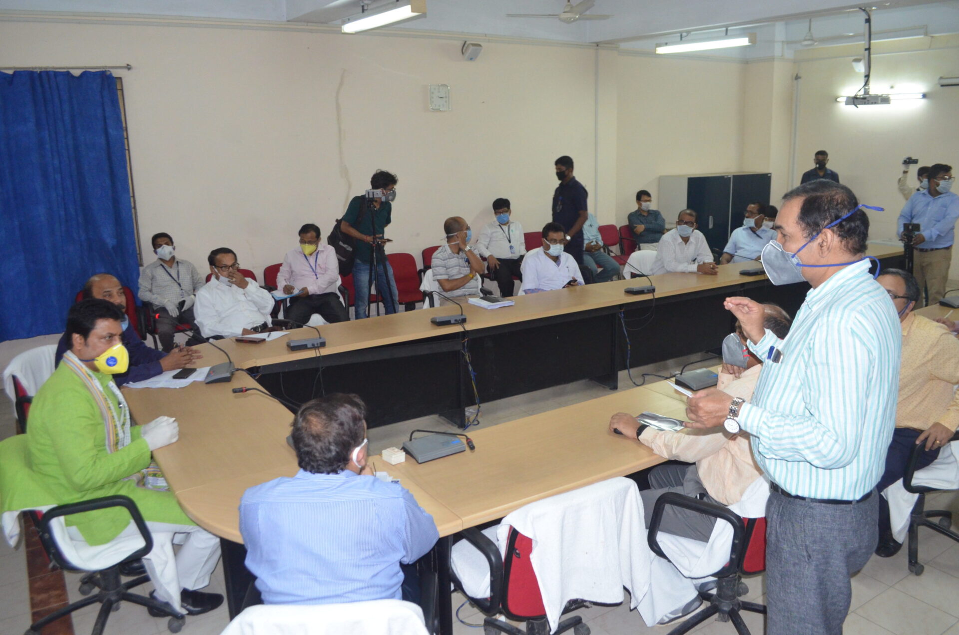 করোনাজনিত পরিস্থিতিতে চিকিৎসাকর্মীদের ঐক্যবদ্ধভাবে কাজ&hellip;