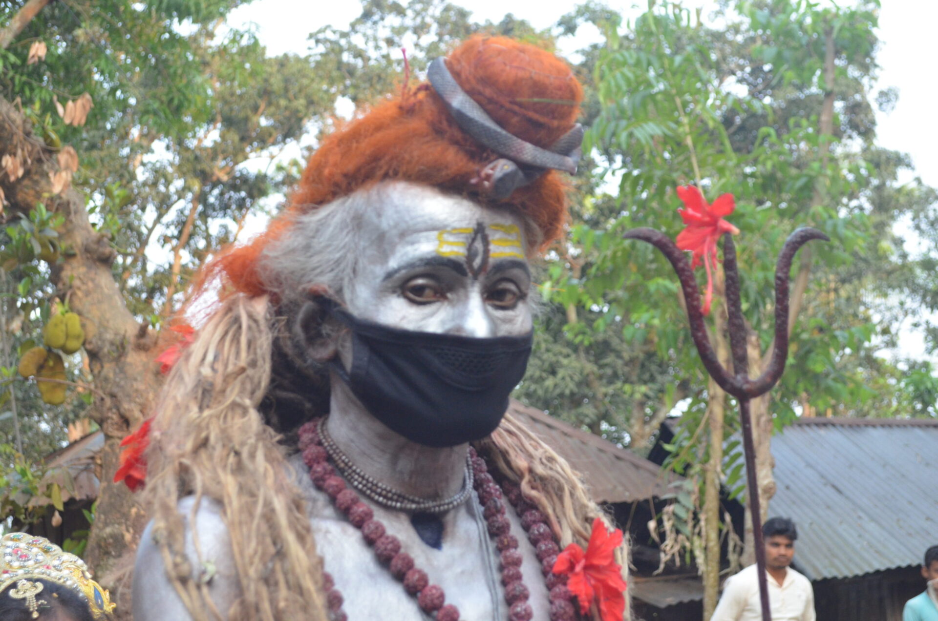 প্রথা অনুযায়ী সন্ন্যাসী নিজ বাড়িতেই&hellip;