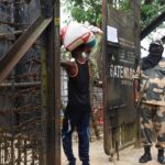 মতিনগর সীমান্ত এলাকা পরিদর্শন করলেন জেলাশাসক ড: বিশাল কুমার, কথা বললেন ওপারে থাকা ভারতীয়দের সঙ্গে