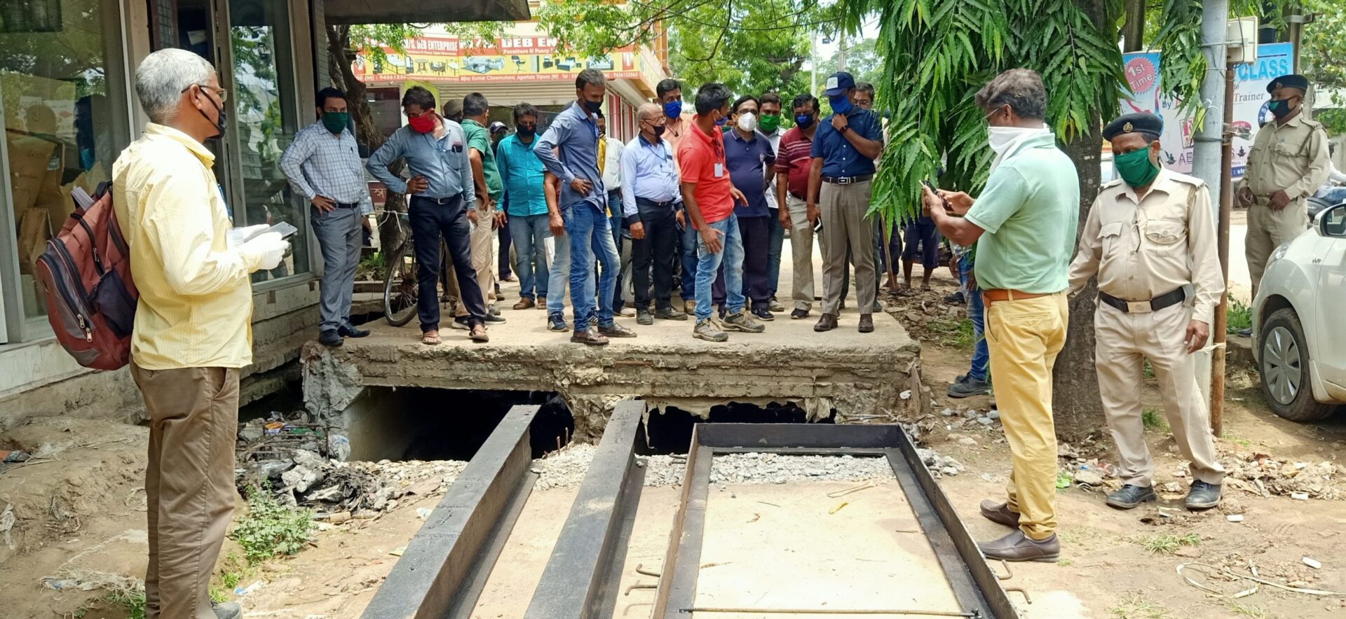 বর্ষা আসন্ন, শহরের নর্দমাগুলি ঘুরে দেখলেন পুর কমিশনার