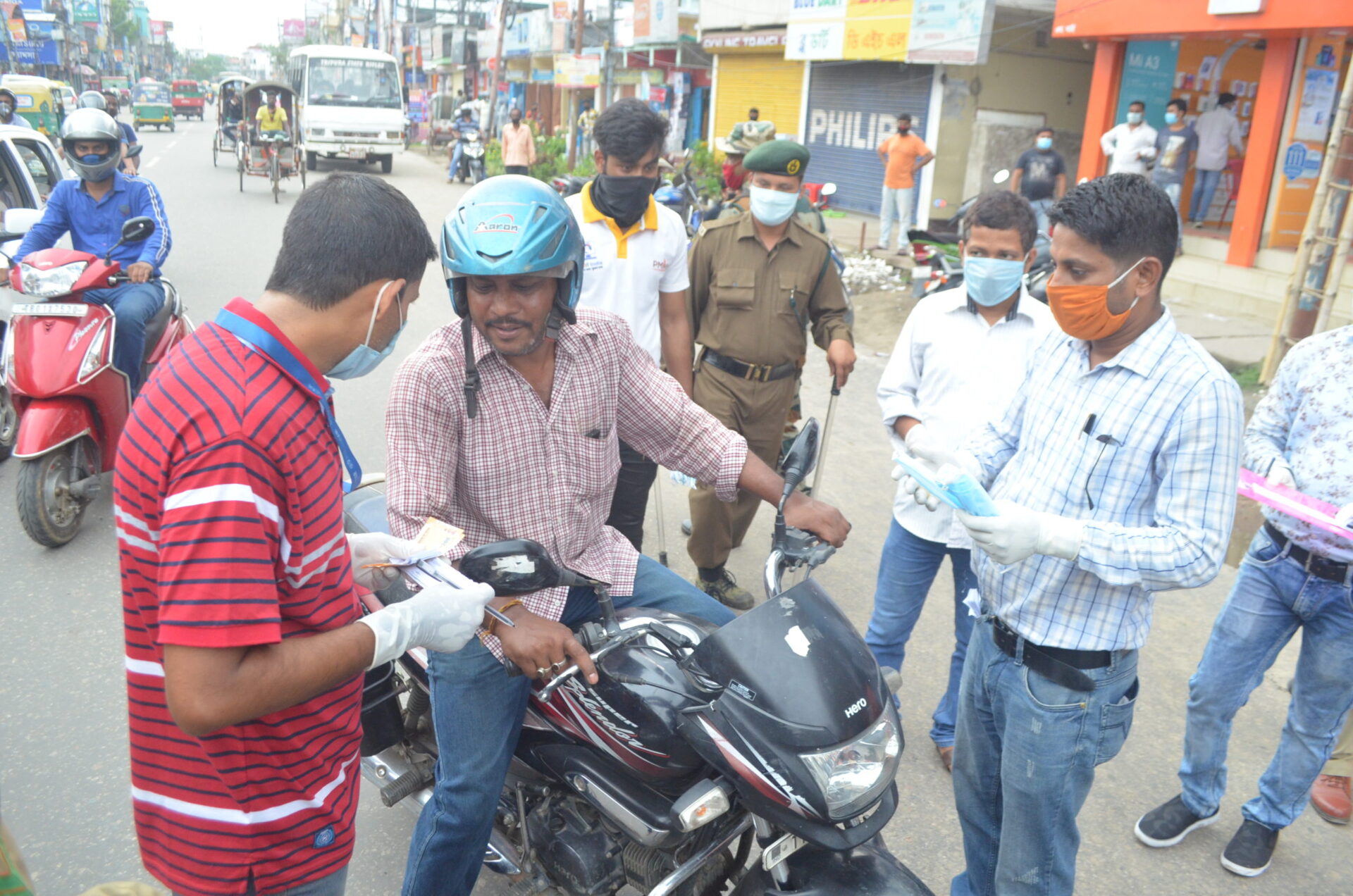 মাস্ক না পরে বের হওয়ায়&hellip;