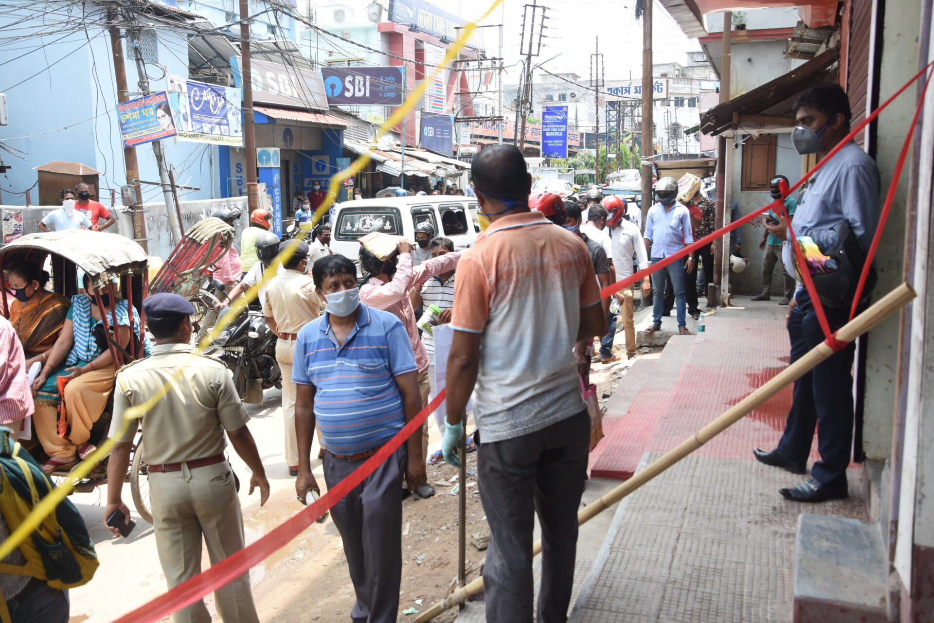 মদের দোকান খুলতেই ত্রিপুরায় ক্রেতাদের মধ্যে বাড়তি উন্মাদনা, প্রত্যেক বিপণিতে উপচে পড়ে ভিড়
