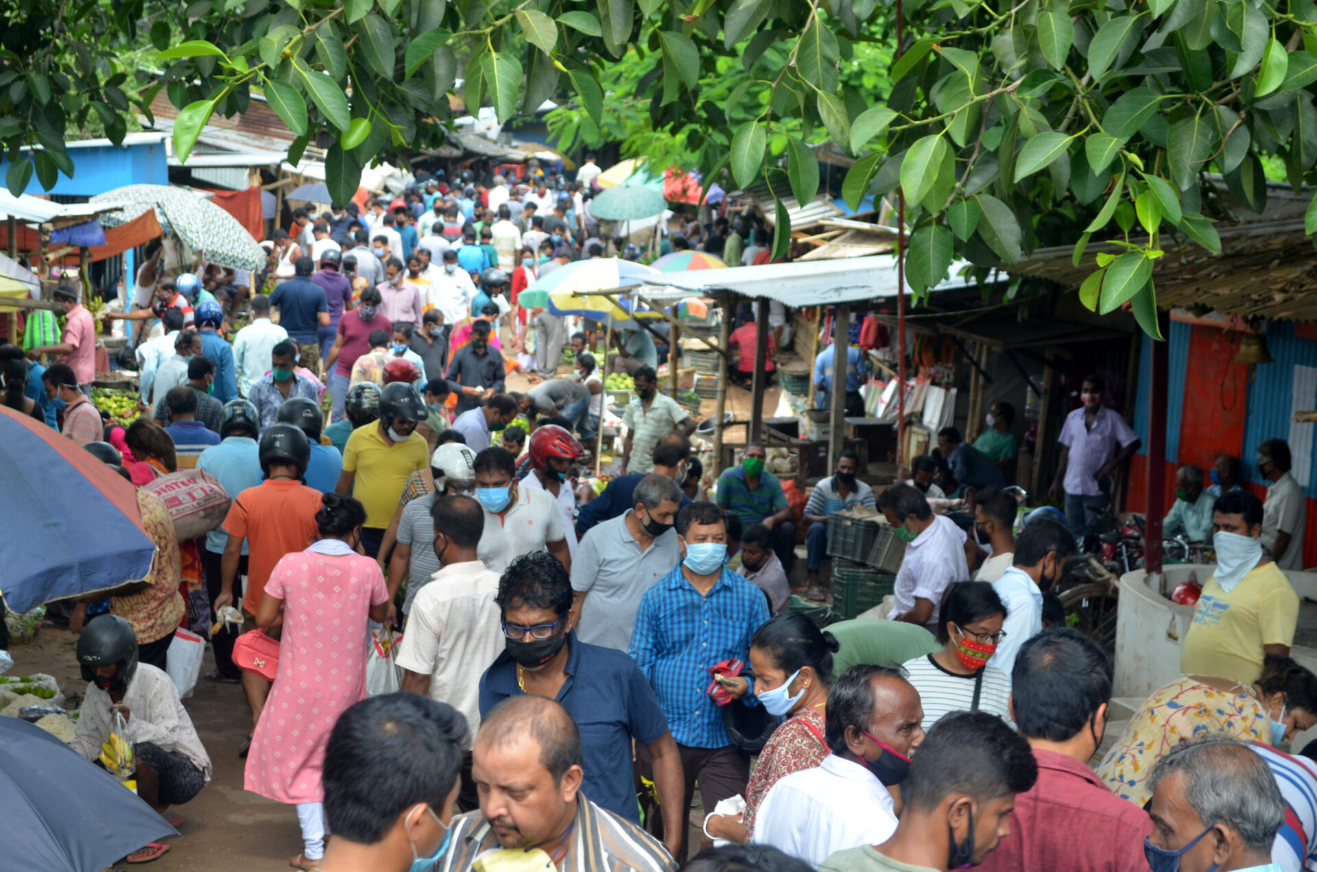 বাজারে শেষ মুহুর্তে ক্রেতার ভীড়,&hellip;