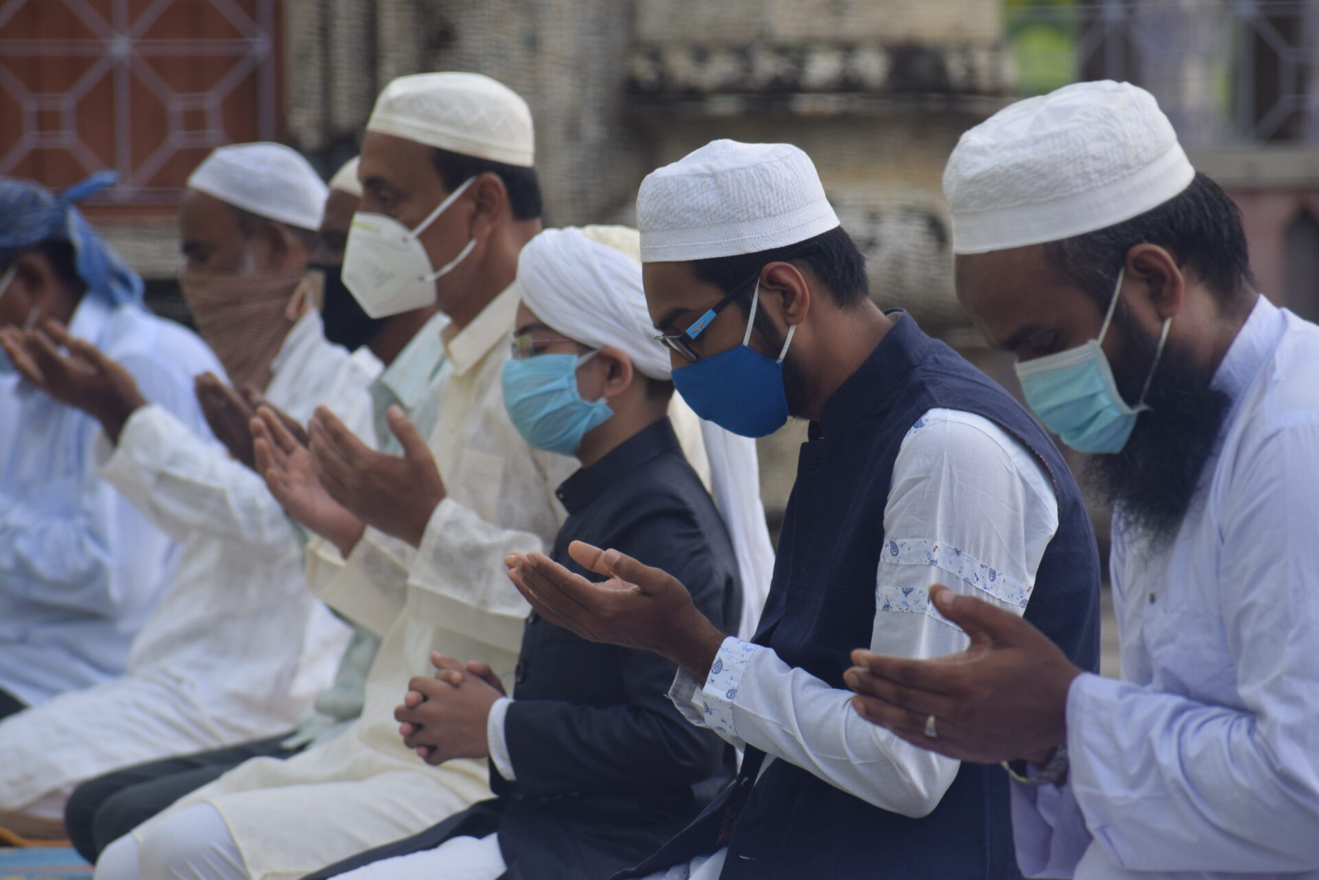 ঈদ উপলক্ষে মসজিদগুলিতে বিশেষ নামাজ