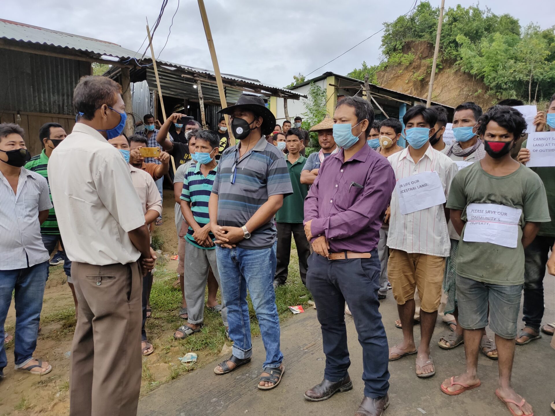 ব্রু শরণার্থীদের পুণর্বাসনের জন্য সার্ভের টিমকে বাধা দিয়ে পথ অবরোধ স্থানীয়দের