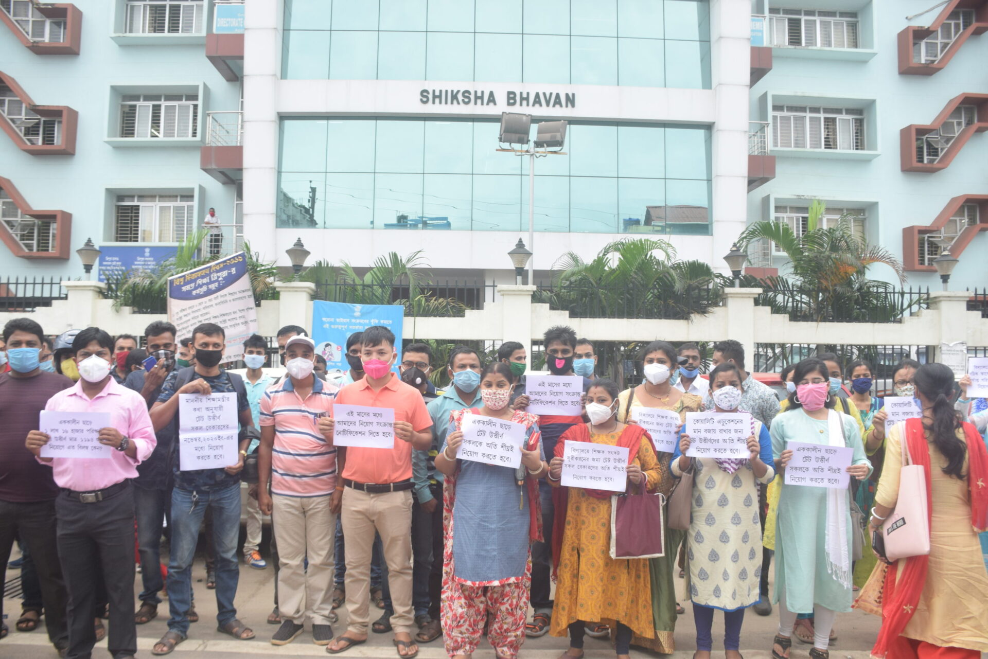 চাকুরি সহ পাঁচ দফা দাবীতে শিক্ষা অধিকর্তাকে ডেপুটেশন ও স্মারকলিপি টেট উত্তীর্ণ বেকারদের