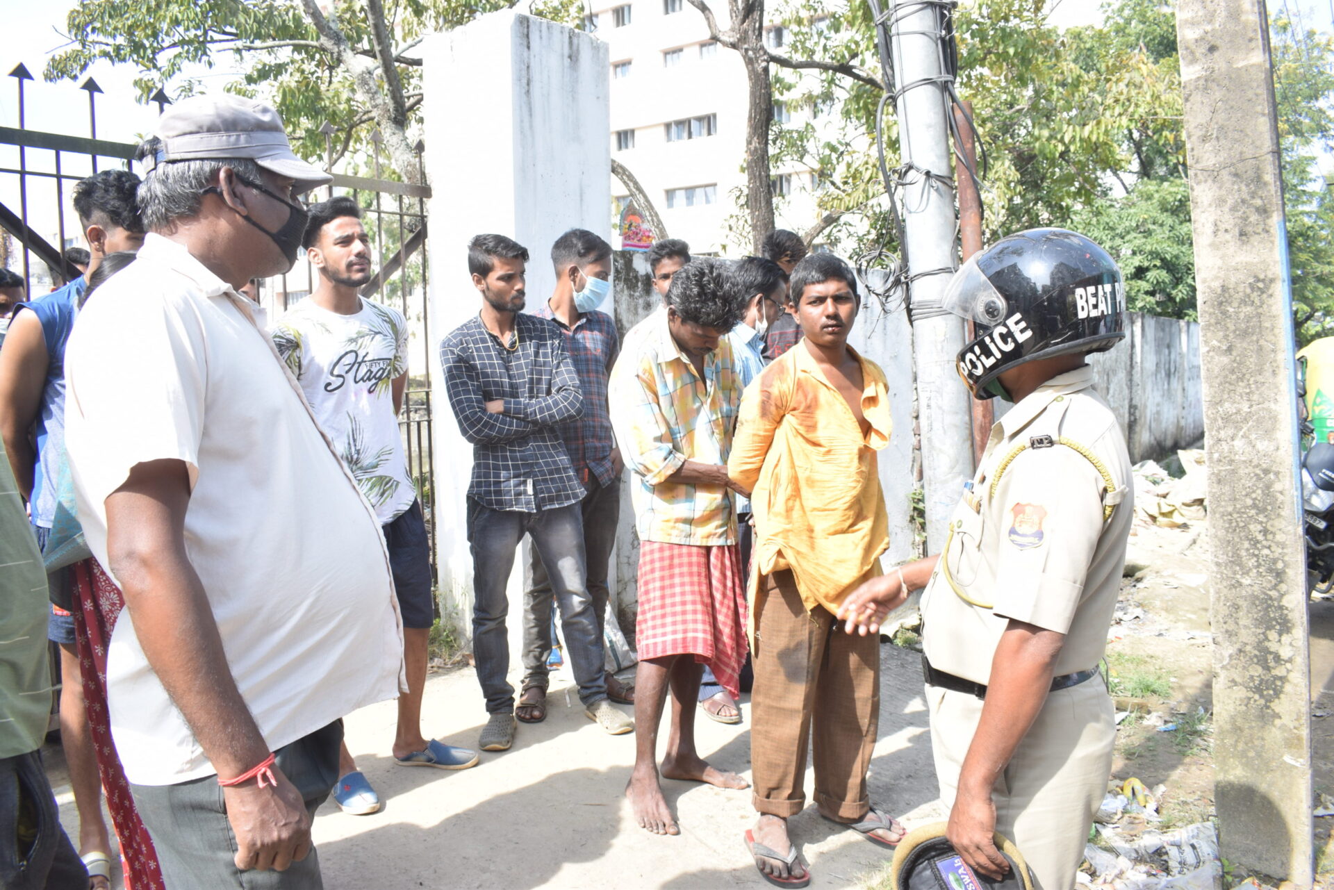 রাজপথে বিদ্যুতের খুঁটির সাথে বেধে চোরকে গণধোলাই