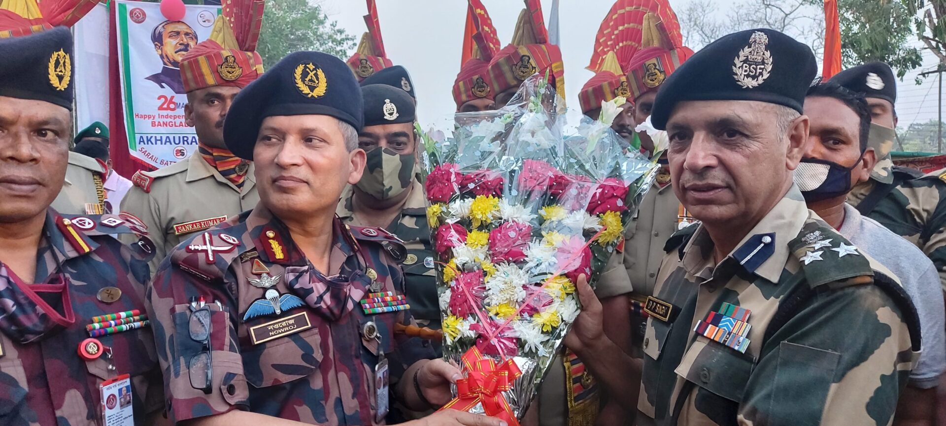 আখাউড়া সীমান্তে বিটিং রিট্রিট সমারোহে…