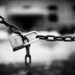 শিক্ষক বদলির প্রতিবাদে বিদ্যালয়ের মূল ফটকে তালা ঝুলিয়ে বিক্ষোভ পড়ুয়াদের