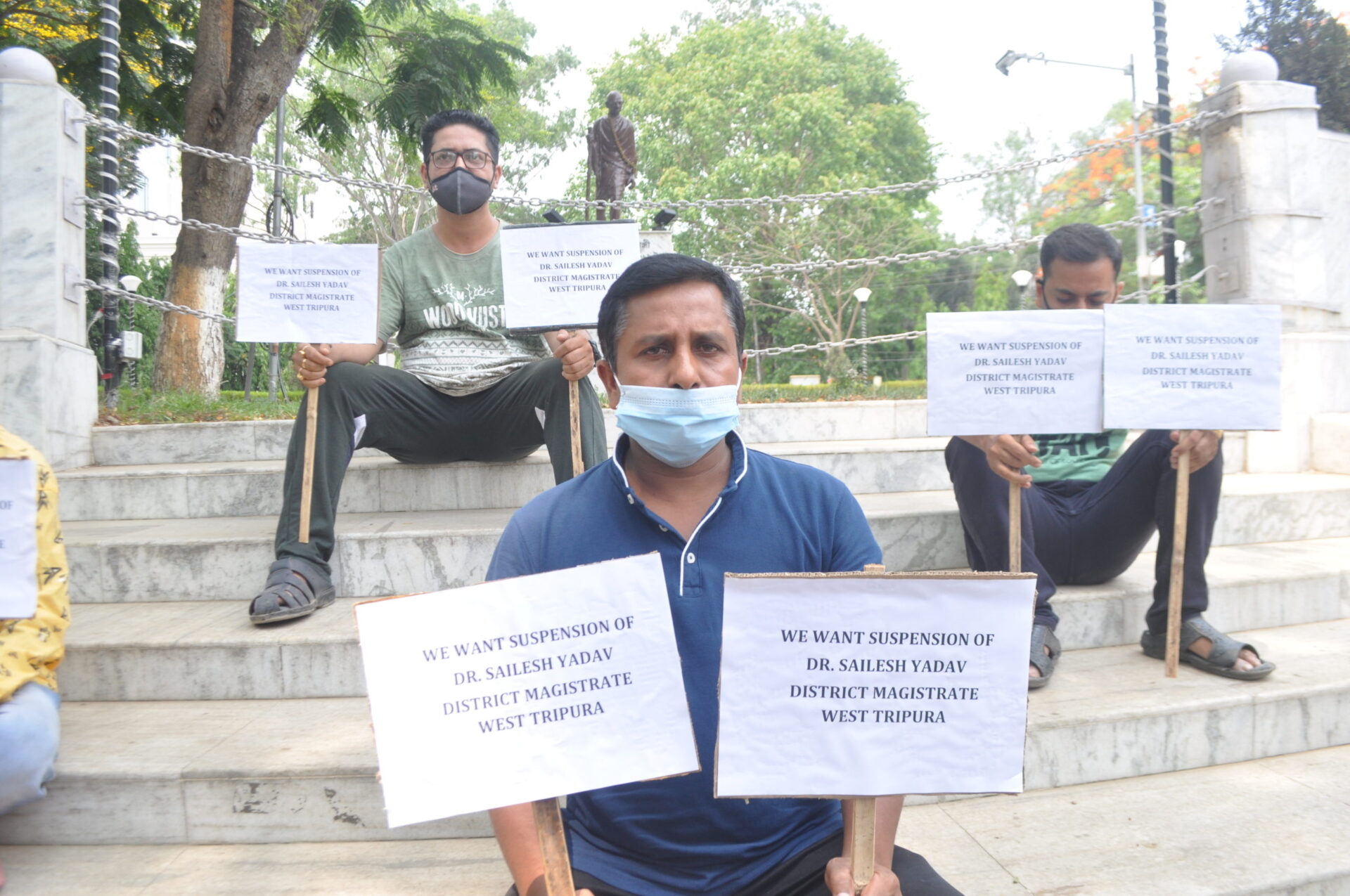 ডিএম’র বরখাস্তের দাবীতে বিধায়ক আশীষ দাসের ধরনা ২য় দিন অতিক্রান্ত