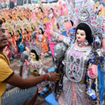যত্রতত্র ফেলে রাখা মূর্তিগুলি সঠিক স্থানে বিসর্জন বিশ্ব হিন্দু পরিষদের