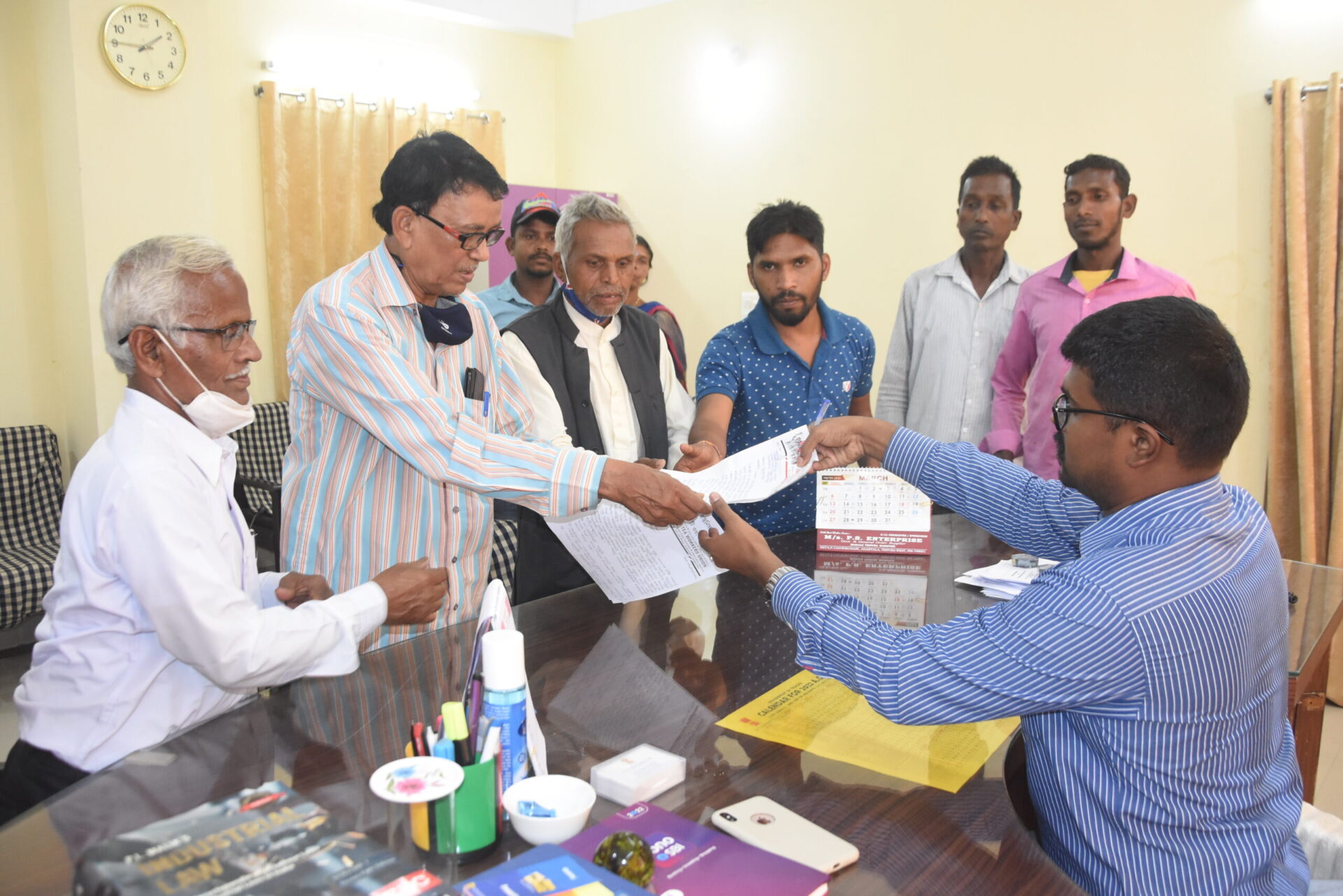 ডেপুটেশন : চা শ্রমিকদের তিন দফা দাবি আদায়ে ইউনিয়নের ডেপুটেশন শ্রম কমিশনারকে