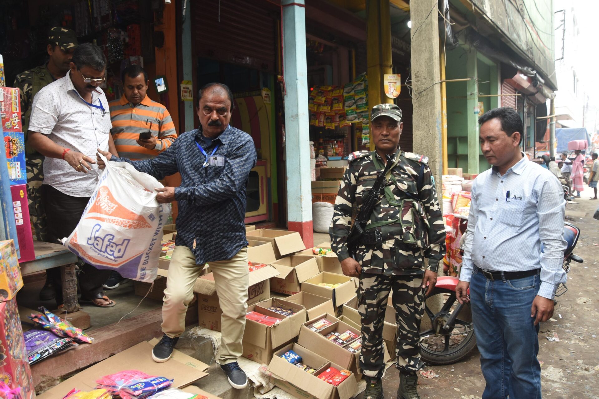 মহারাজগঞ্জ বাজারে প্রচুর শব্দবাজি বাজেয়াপ্ত