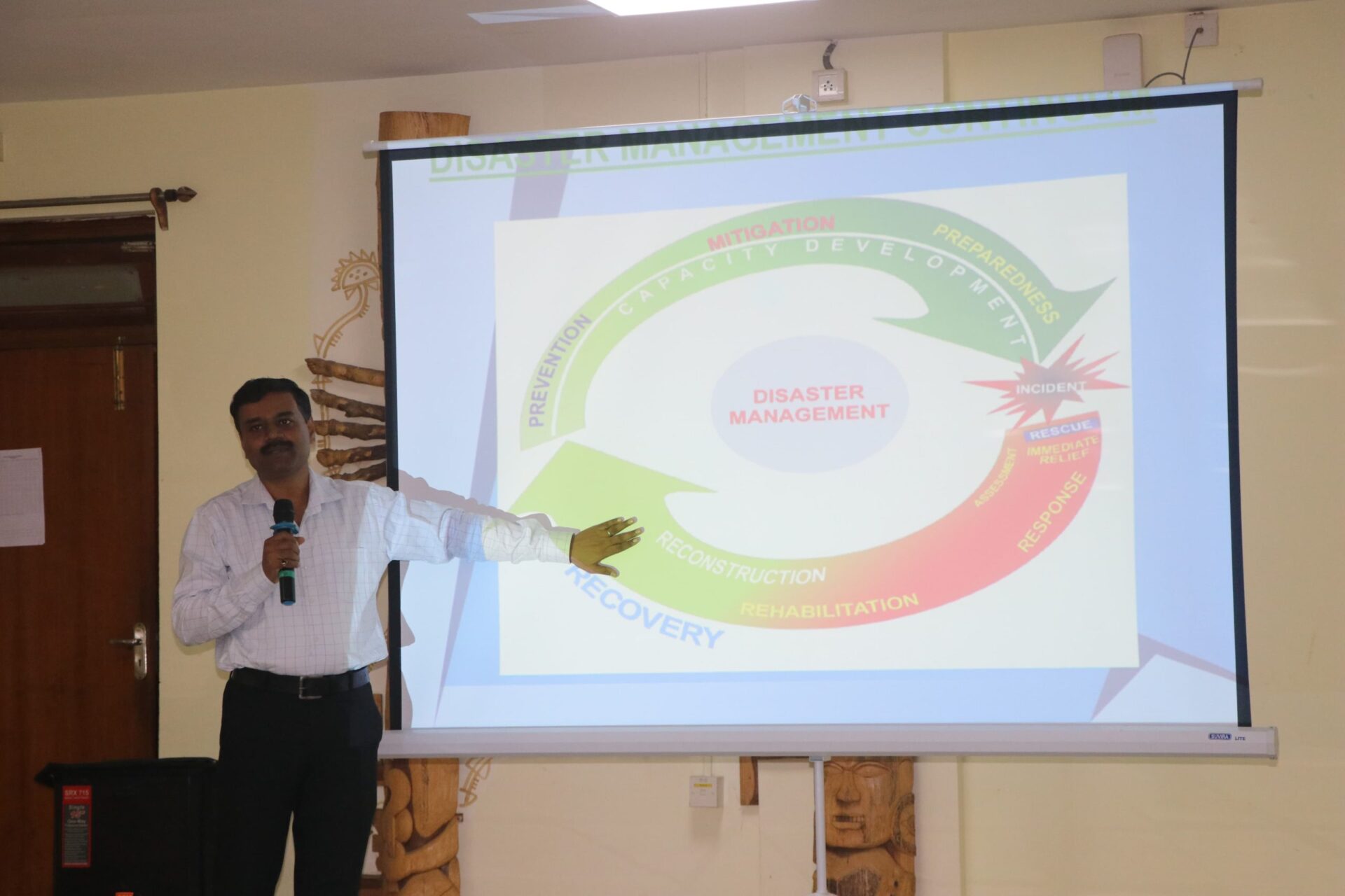 পাকা বাড়ি নির্মাণের সময়ে পরিকাঠামোর উপর বিশেষ নজর দিতে হবে, সাংবাদিকদের নিয়ে বিপর্যয় মোকাবিলায় কর্মশালায় পশ্চিম জেলা প্রশাসন