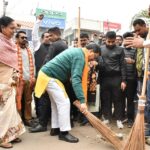 কালী মন্দিরে স্বচ্ছতা অভিযানে অংশগ্রহণ করেছেন মুখ্যমন্ত্রী