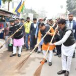 স্বচ্ছতা অভিযানে অংশগ্রহণ করেছেন মুখ্যমন্ত্রী