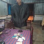 বাজারে হারিয়ে যাওয়া মানি ব্যাগ তুলে দিয়ে মানবিকতার নজির গড়লেন যুবক