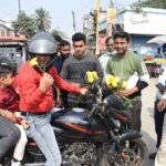 ট্রাফিক আইন মেনে চলায় চালকদের ফুল দিয়ে ধন্যবাদ জানালো যুব মোর্চা