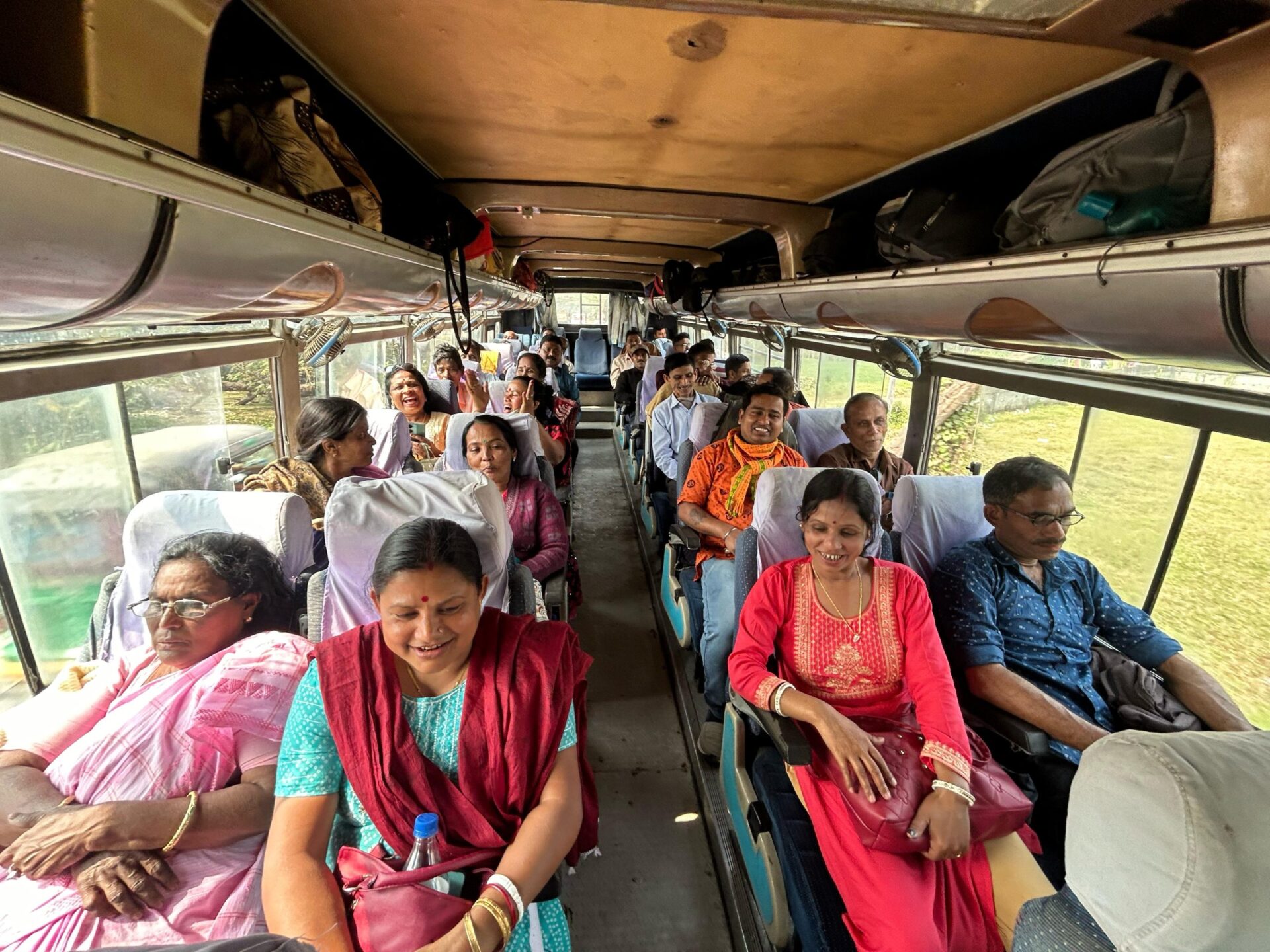 ৩৫ জন তীর্থযাত্রীর কামাখ্যা দর্শনের উদ্যোগ সাংসদ বিপ্লবের, বিলোনিয়া এবং জুলাইবাড়ি থেকে রওয়ানা