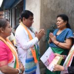 পশ্চিম ত্রিপুরা আসনের মনোনীত প্রার্থী বিপ্লব কুমার দেবের সমর্থনে বাড়ি বাড়ি ভোট প্রচারে মেয়র