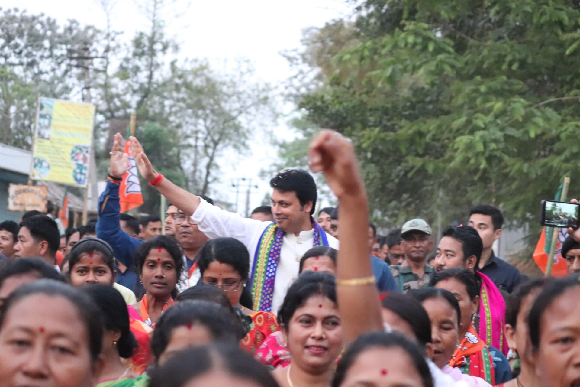 ভোট প্রচারে বেড়িয়ে বাদ্যযন্ত্রের তালে&hellip;